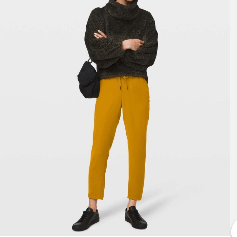 Lululemon On the Fly 7/8 Pant Woven in Fools Gold in Size 6